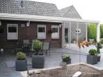 Veranda, Terrasoverkapping, Profiline met steunen en klassieke gootsierlijst 7m op 2 staanders, Aluminium zijwand, Middelrode